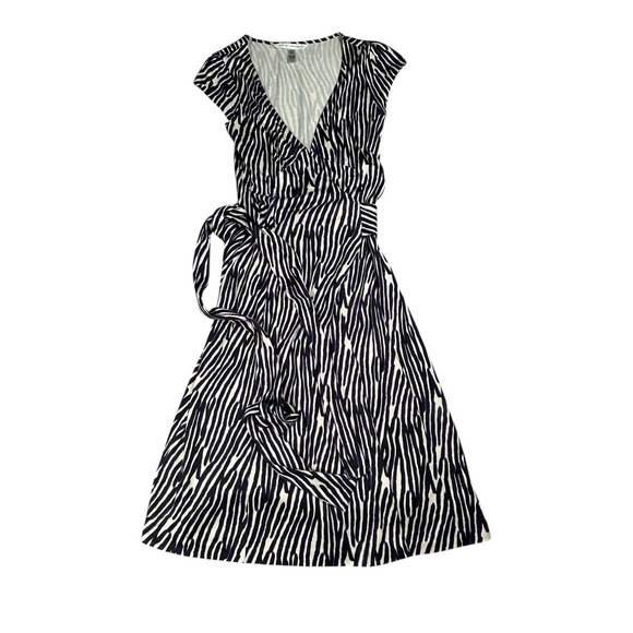 Diane Von Furstenberg Wrap Dress Womens Size 2 Short Sleeve 100% Silk Animal - Picture 1 of 5